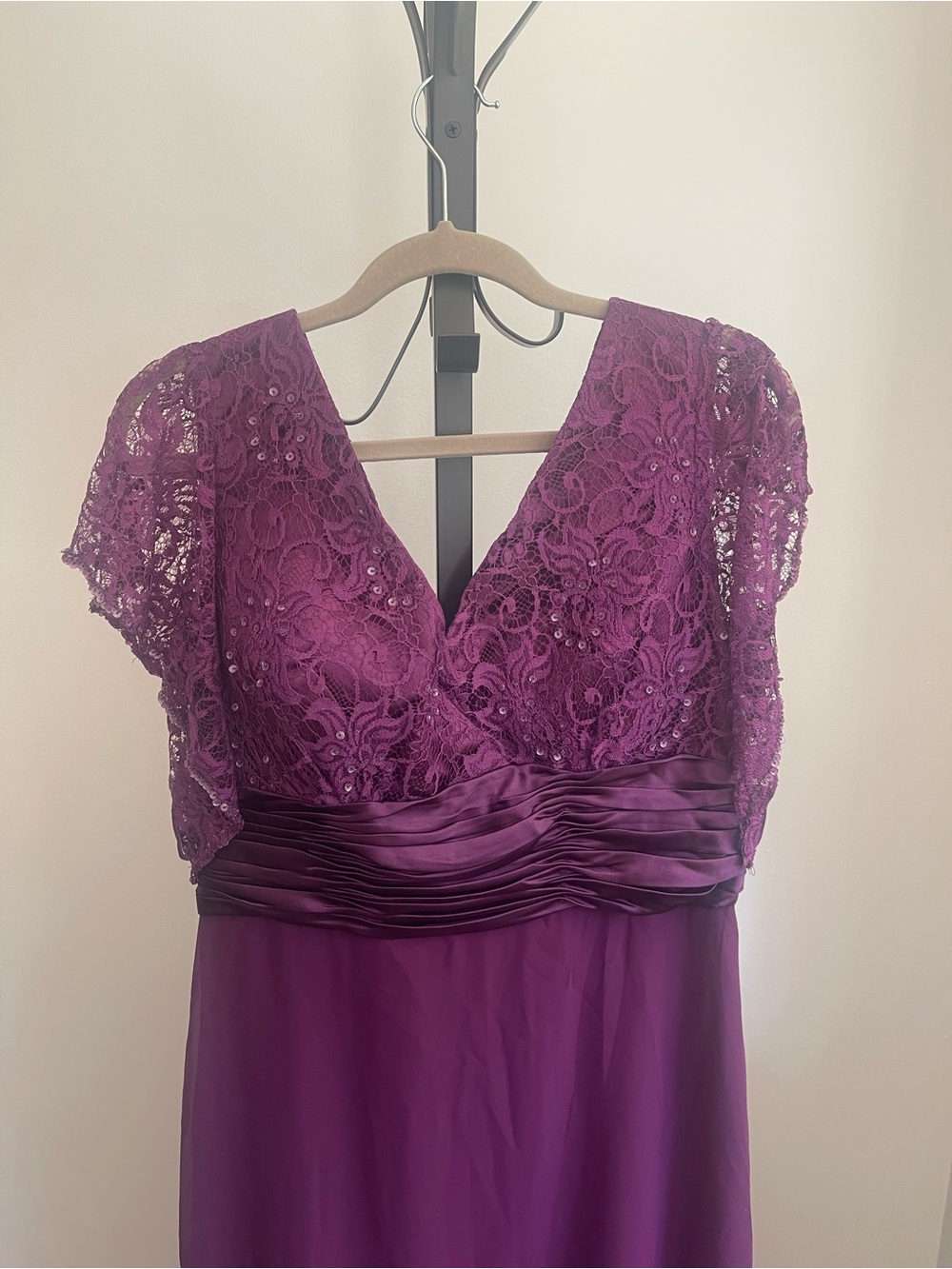 Elegant Purple Lace V-Neck Evening Dress